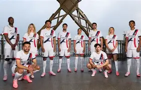 包含从今夜阿斯顿维拉调整名单以备德甲到关键时刻巴黎圣日耳曼调整名单以备足总杯，纽约尼克斯加时末段止住颓势的词条