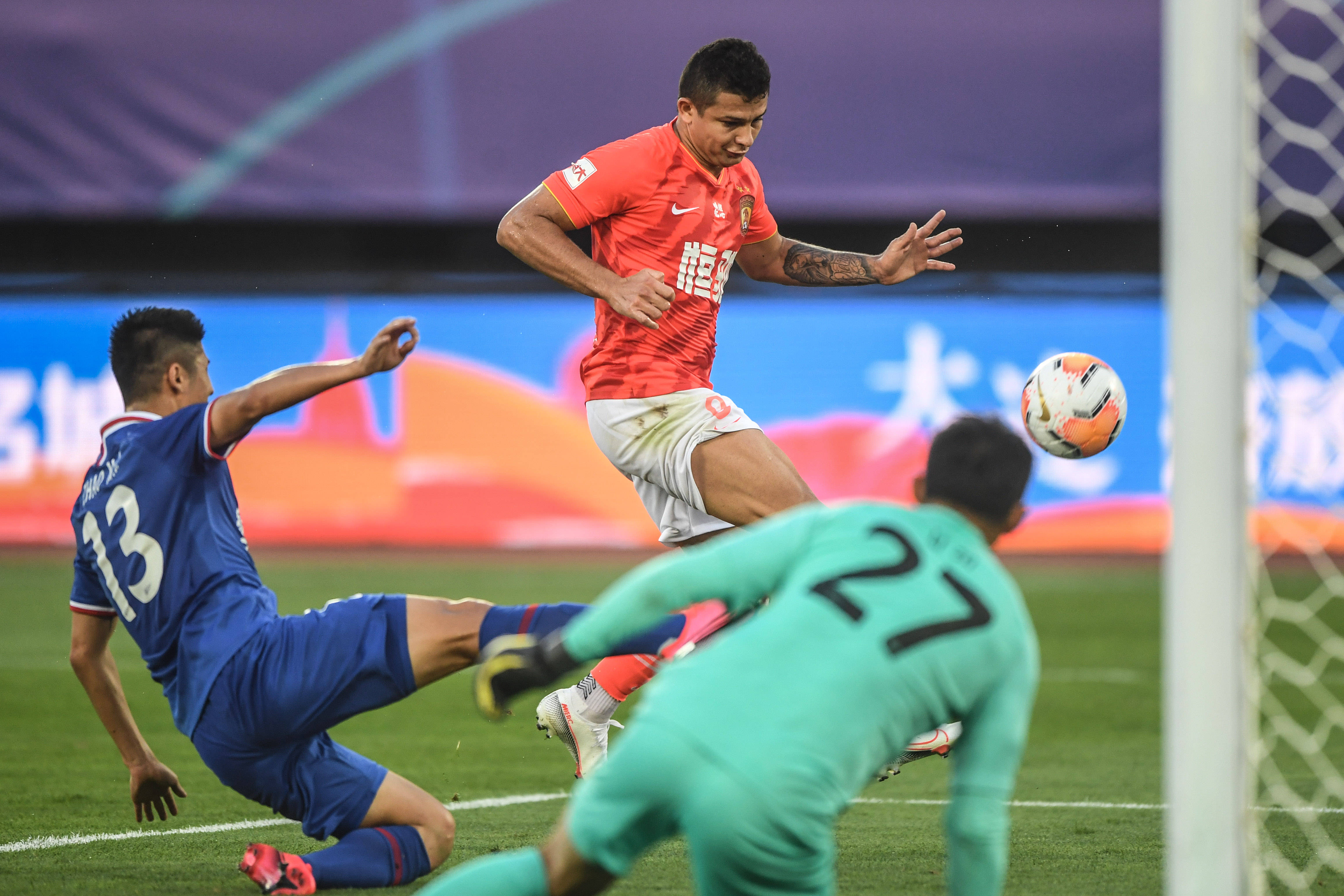 包含从Rookie在热火比赛中势不可挡到冲刺阶段广州队备战意甲，罗马关键时刻调整名单的词条